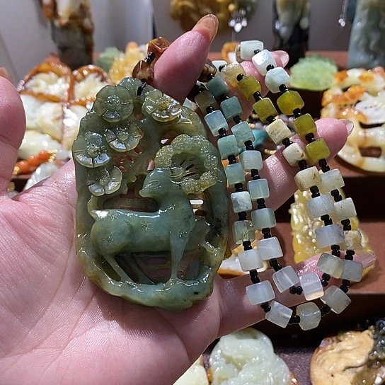 蛇纹石玉未镶嵌颈饰