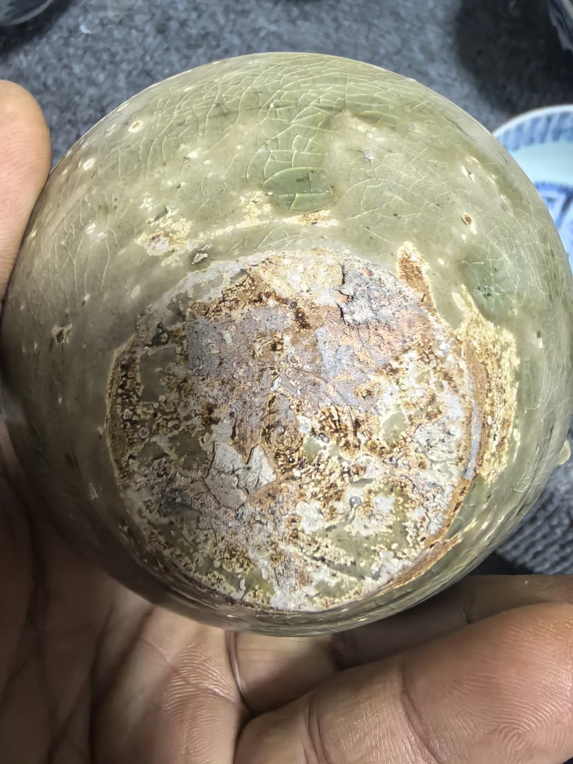 一个青釉的一个水盂