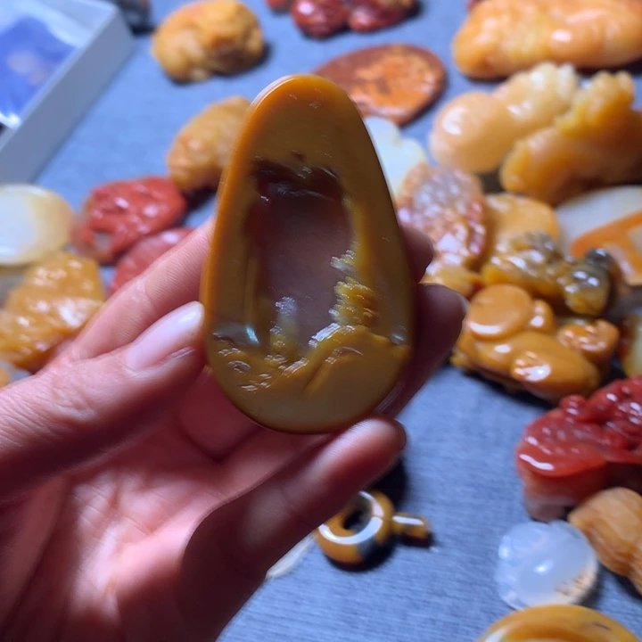 石英质玉（黄龙玉）未镶嵌颈饰