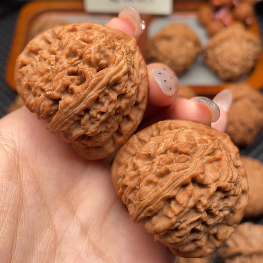 向***～文玩核桃吊坠三角白