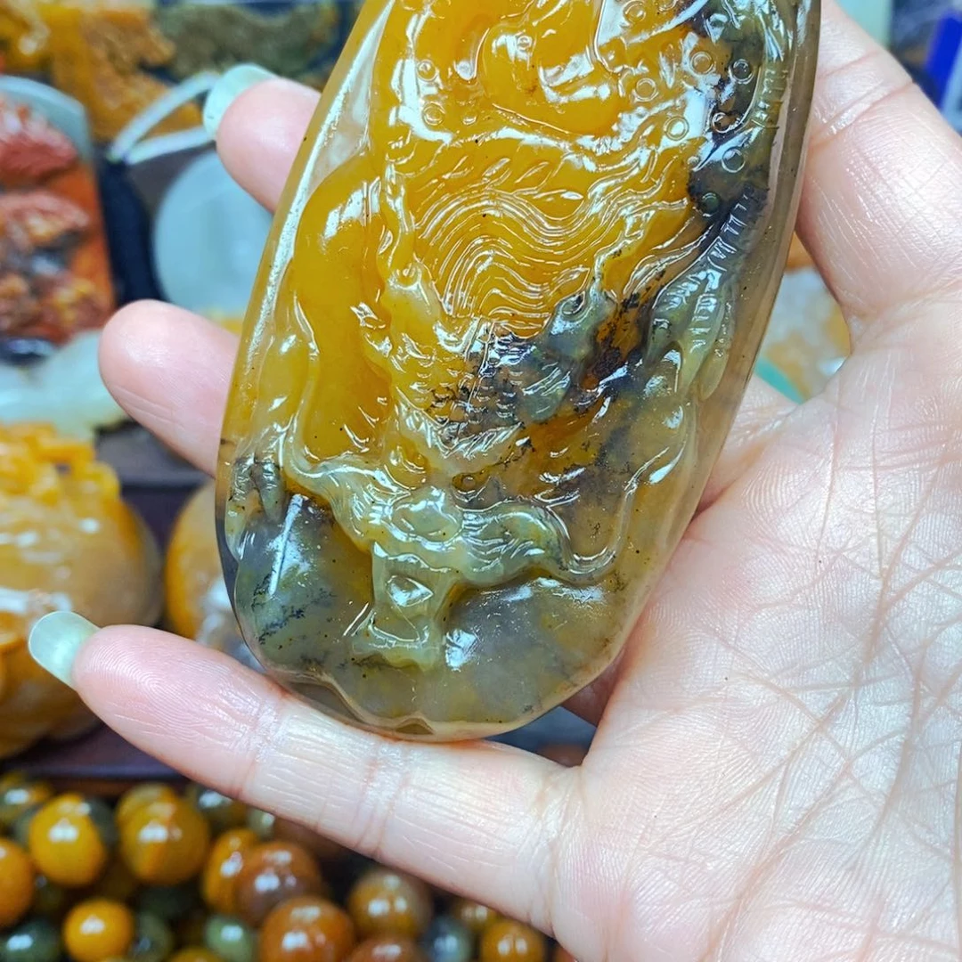 未镶嵌石英质玉（黄龙玉）颈饰