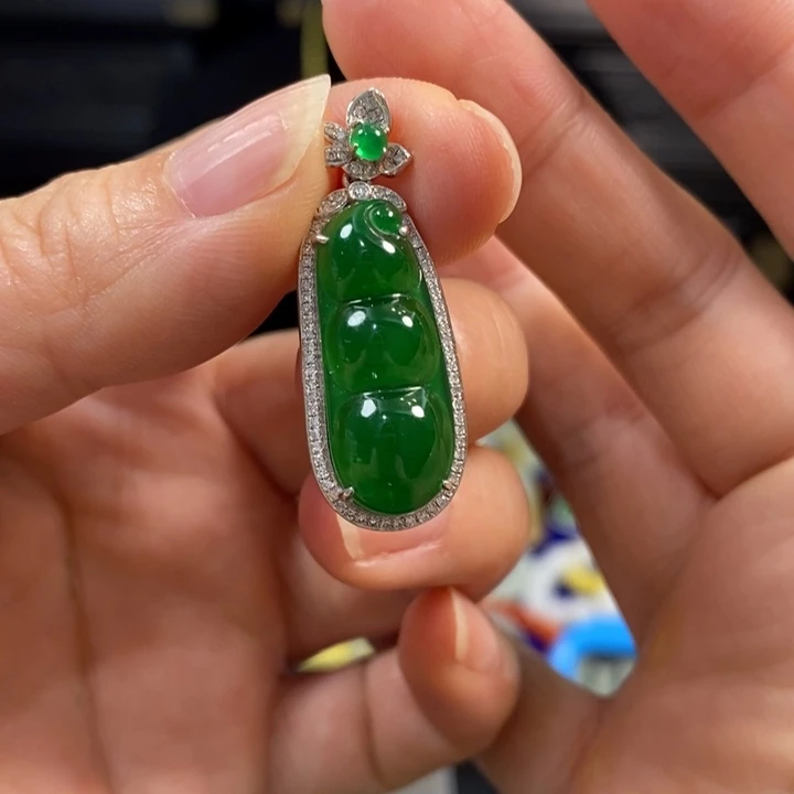 翡翠铂Pt950镶嵌颈饰翡翠吊坠