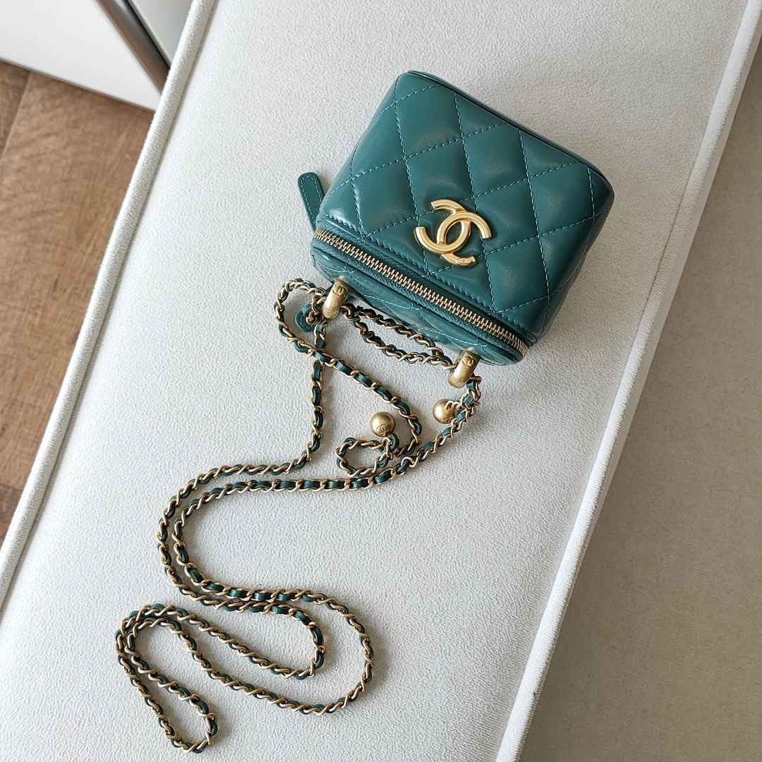 95新 Chanel/香奈儿 21A湖水绿牛皮双金珠化妆方盒斜挎包/48329