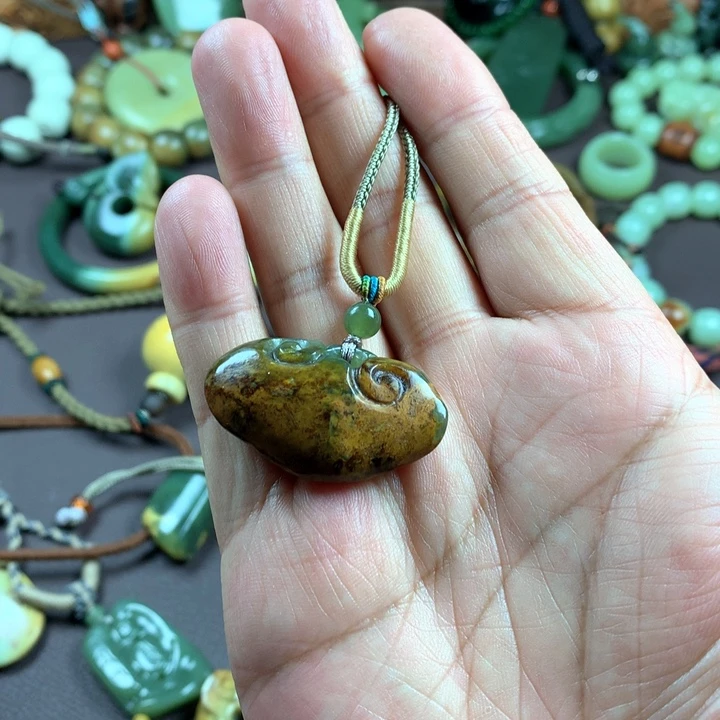 吊坠(赠链)未镶嵌岫岩河磨玉（透闪石质玉）