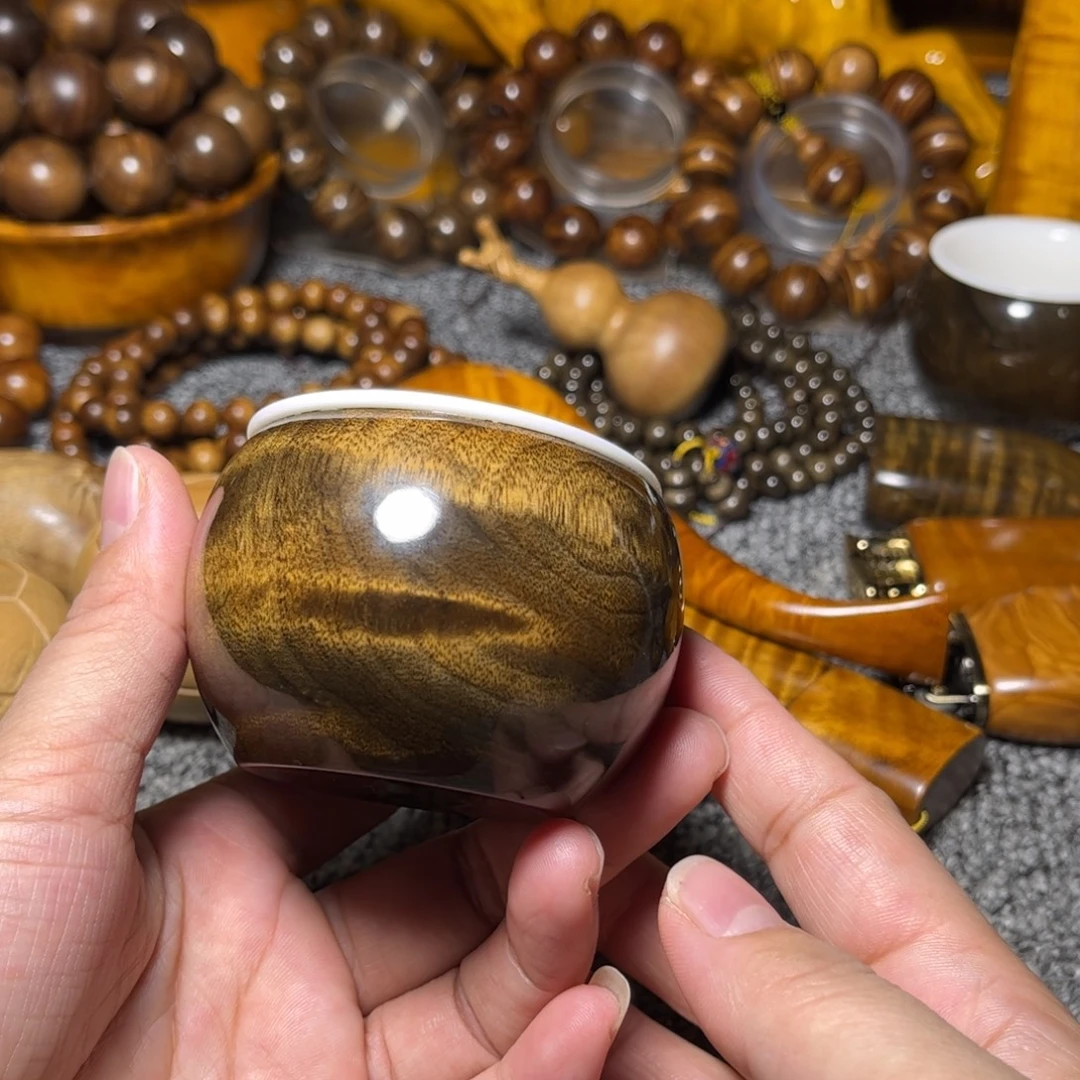 金丝楠阴沉花纹主人杯