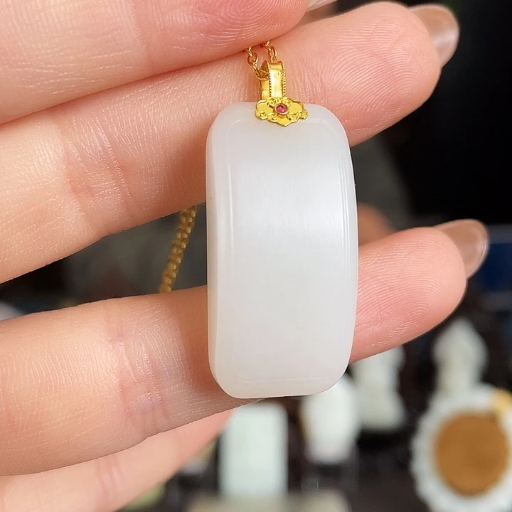 和田玉18K金镶嵌颈饰