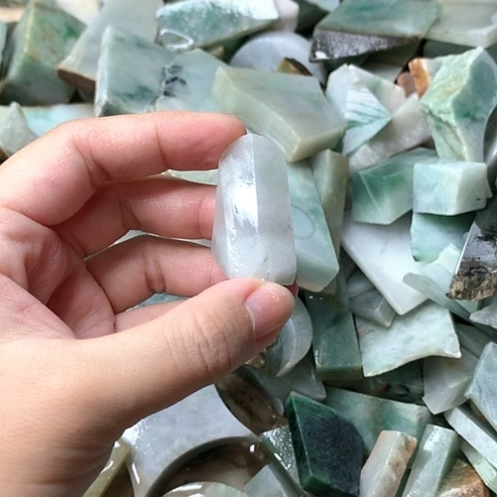 翡翠挂件未镶嵌要**！翡翠原石