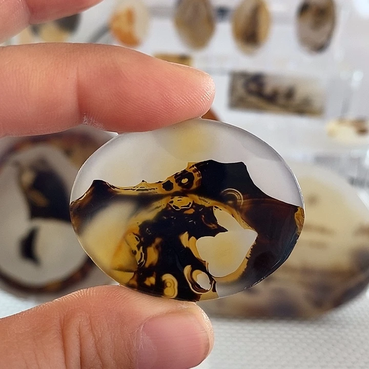 澳***店玛瑙/玉髓未镶嵌颈饰