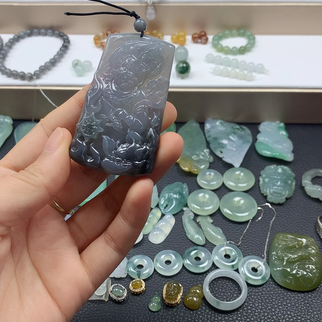 翡翠未镶嵌颈饰大黑天