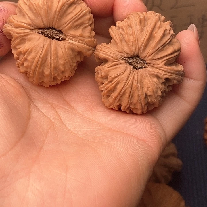 文玩核桃吊坠36白狮子