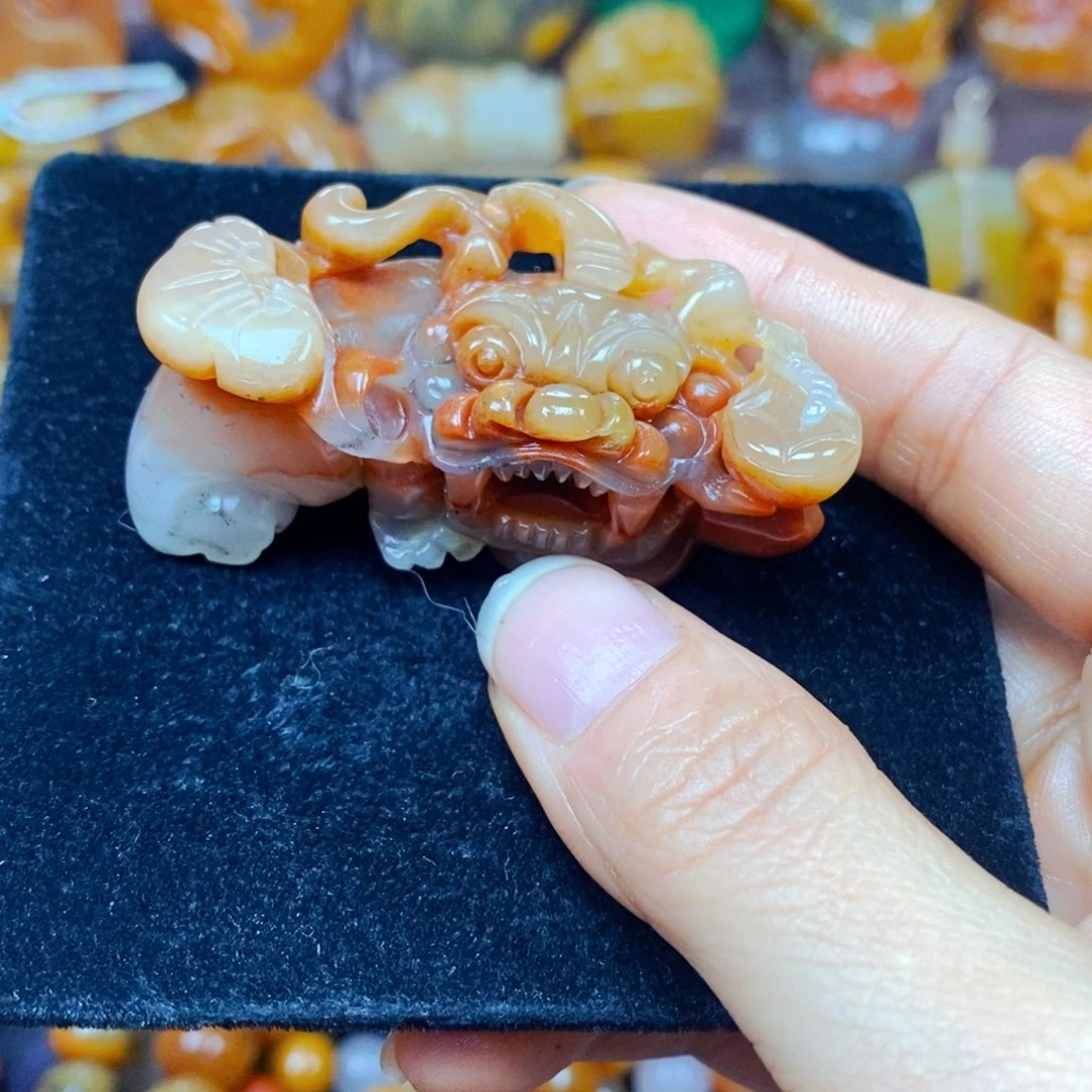 未镶嵌石英质玉（黄龙玉）颈饰