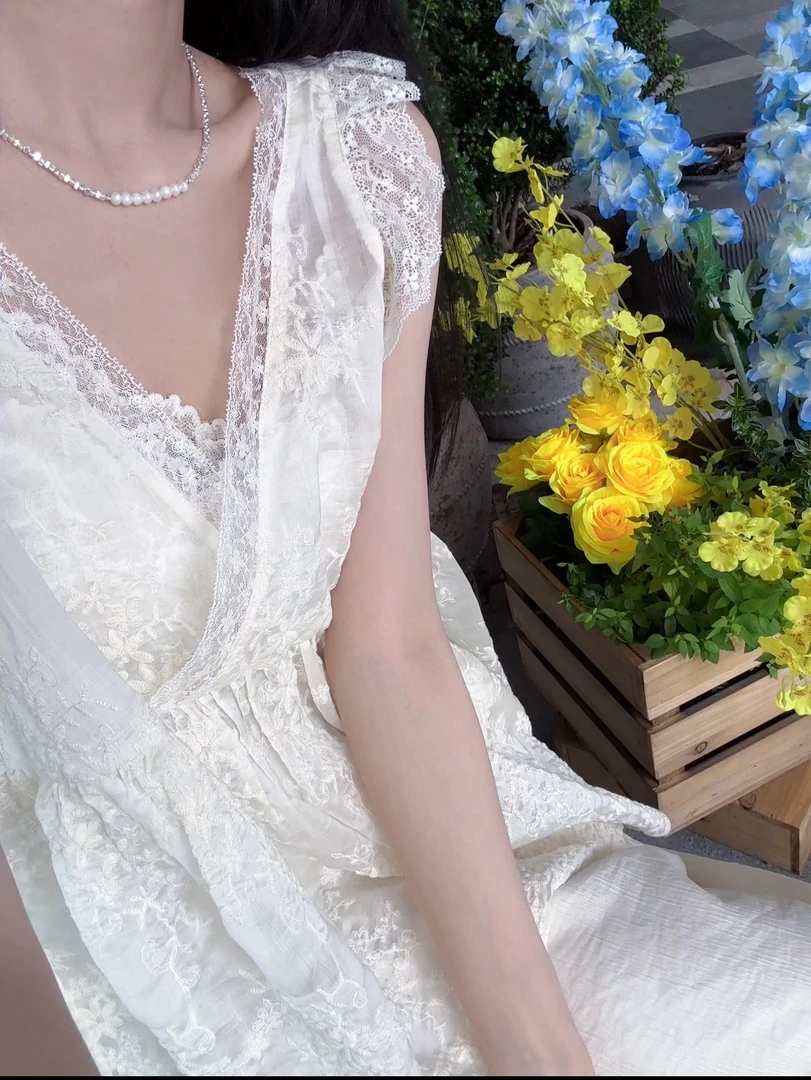 2025新款刺绣镂空蕾丝重工背心上衣