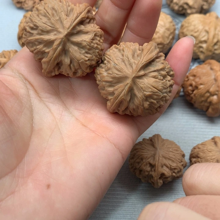 新***哥文玩核桃把件宫灯