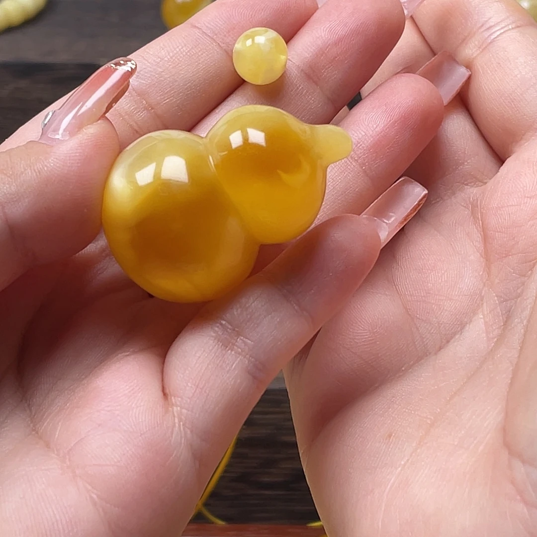 张***庆琥珀未镶嵌珠宝奇石