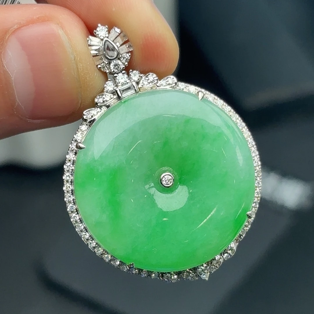 翡翠18K金镶嵌颈饰平安扣