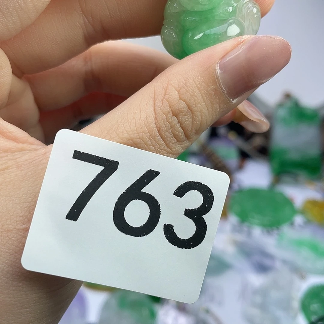 翡翠未镶嵌吊坠(赠链)