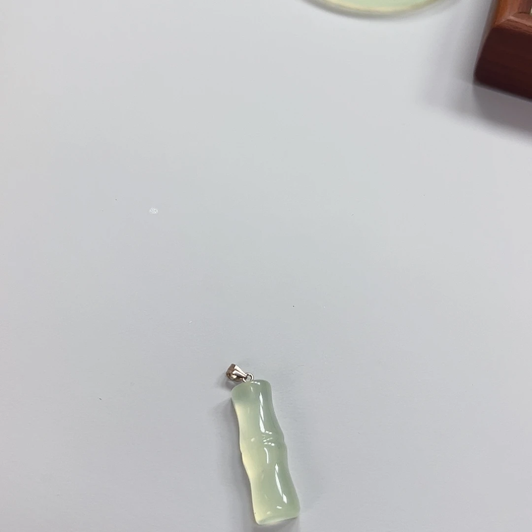 未镶嵌蛇纹石玉吊坠