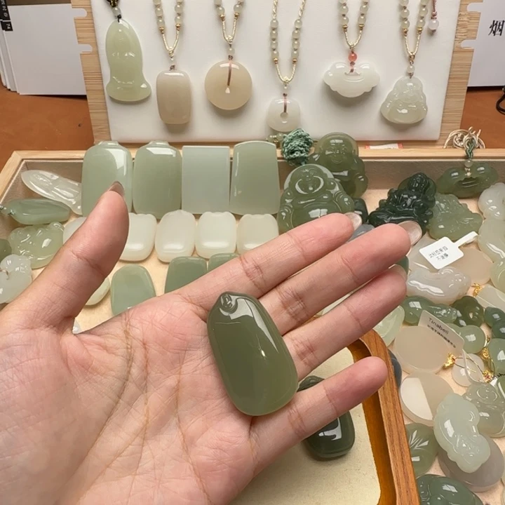 周***子颈饰未镶嵌和田玉