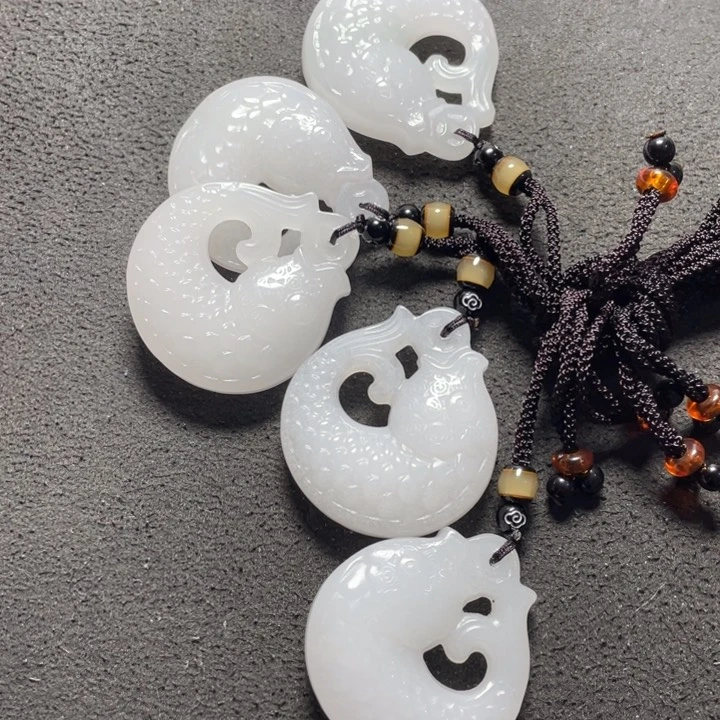 颈饰未镶嵌石英质玉薛