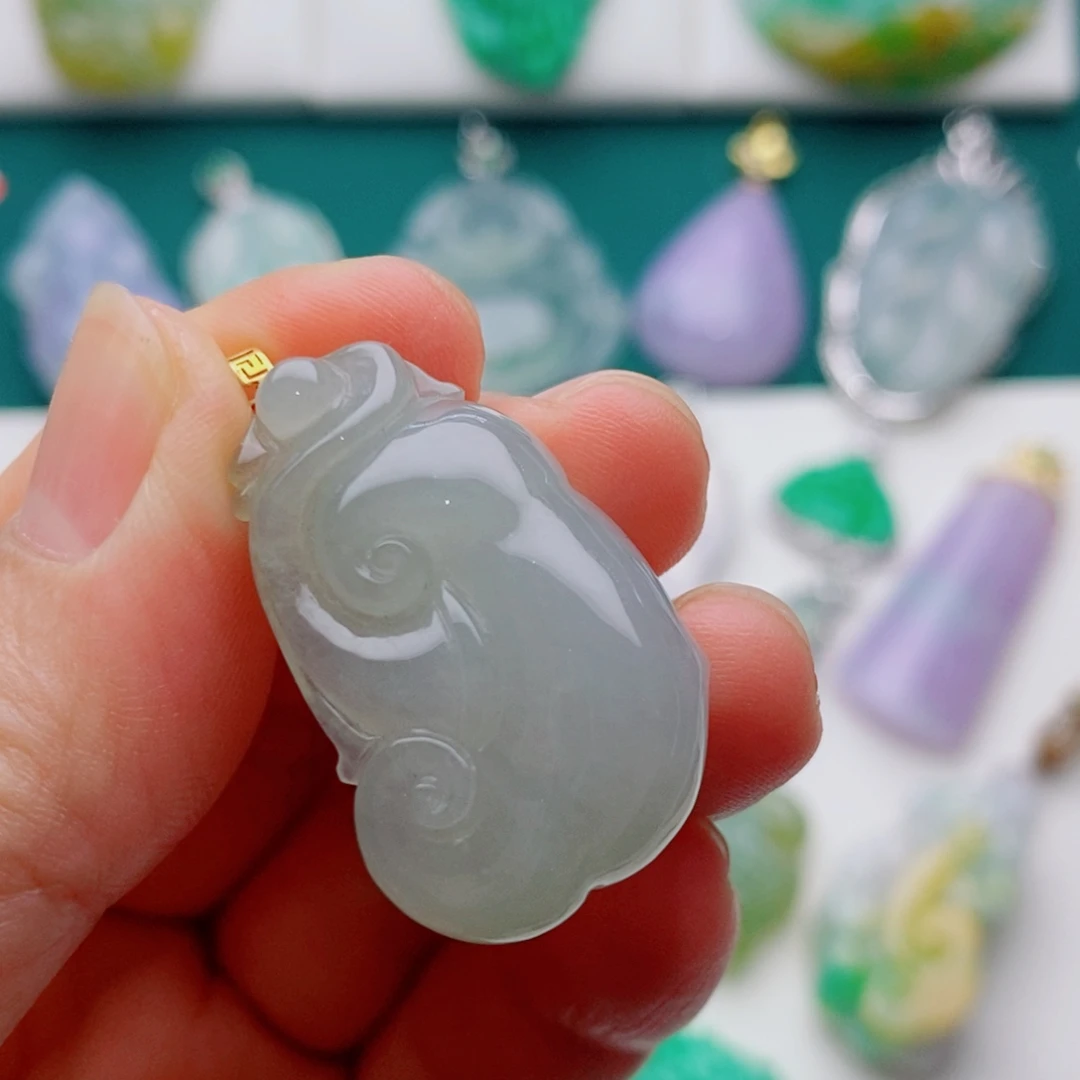 翡翠18K金镶嵌颈饰如意