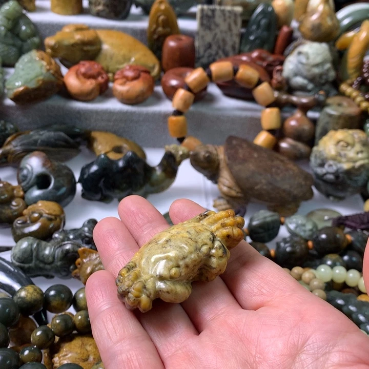 未镶嵌岫岩河磨玉（透闪石质玉）把件