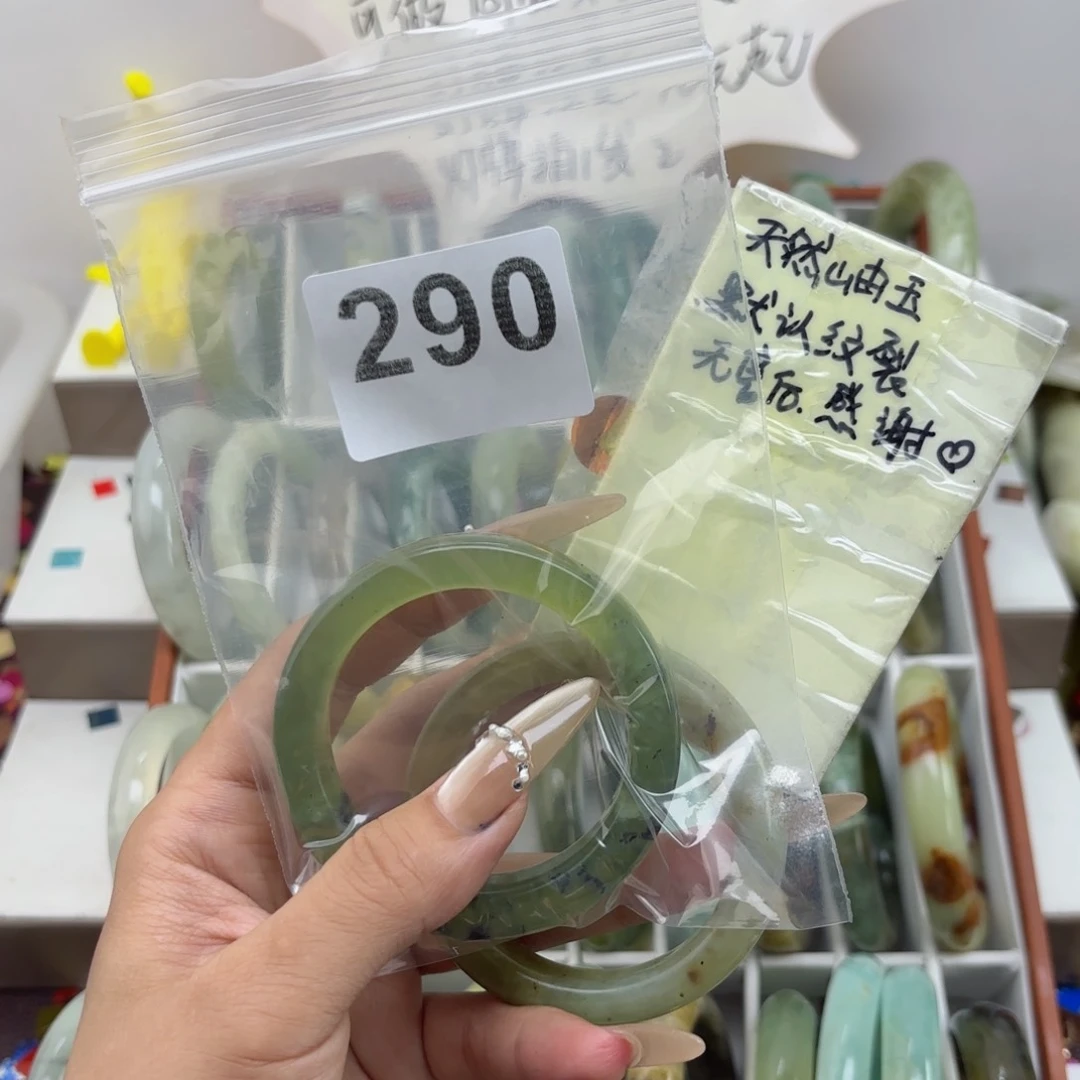 蛇纹石玉未镶嵌手镯夏***?