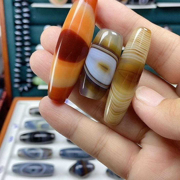 李***蕴玛瑙/玉髓未镶嵌颈饰