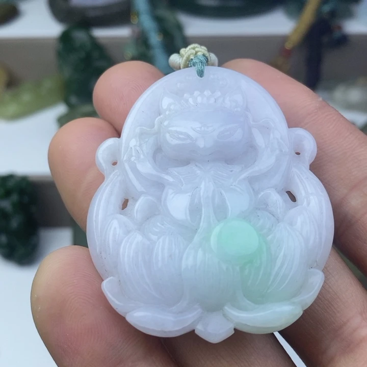 翡翠未镶嵌颈饰九尾狐