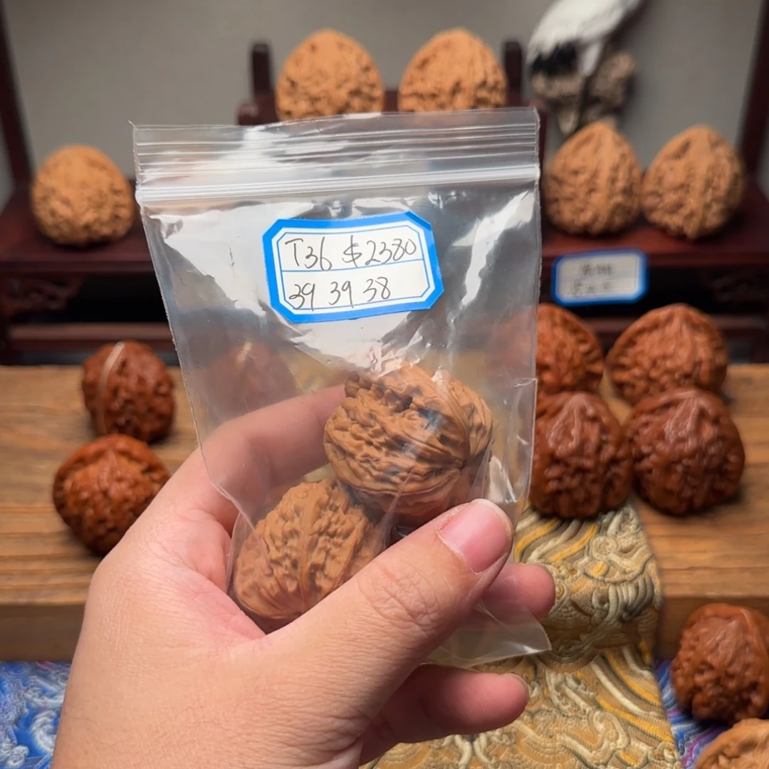 文玩核桃吊坠地****?39原树虎头王