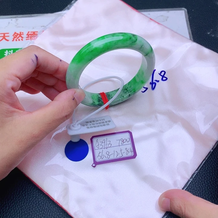翡翠手镯未镶嵌翡翠