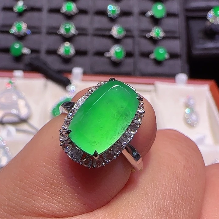 翡翠戒指18K金镶嵌戒指