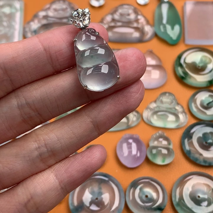 翡翠挂件未镶嵌…..