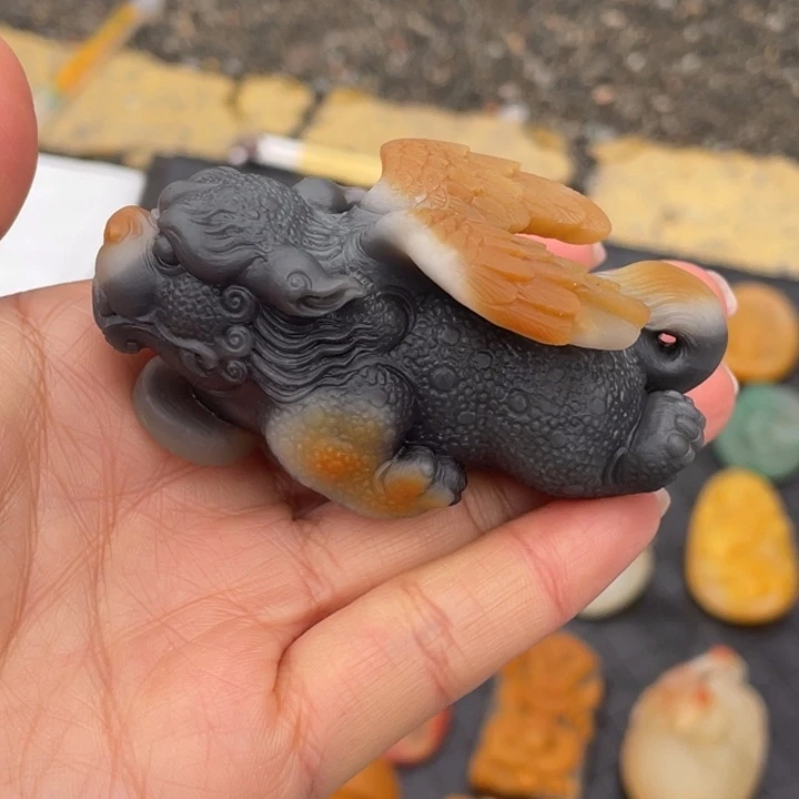 未镶嵌石英质玉（黄龙玉）摆件