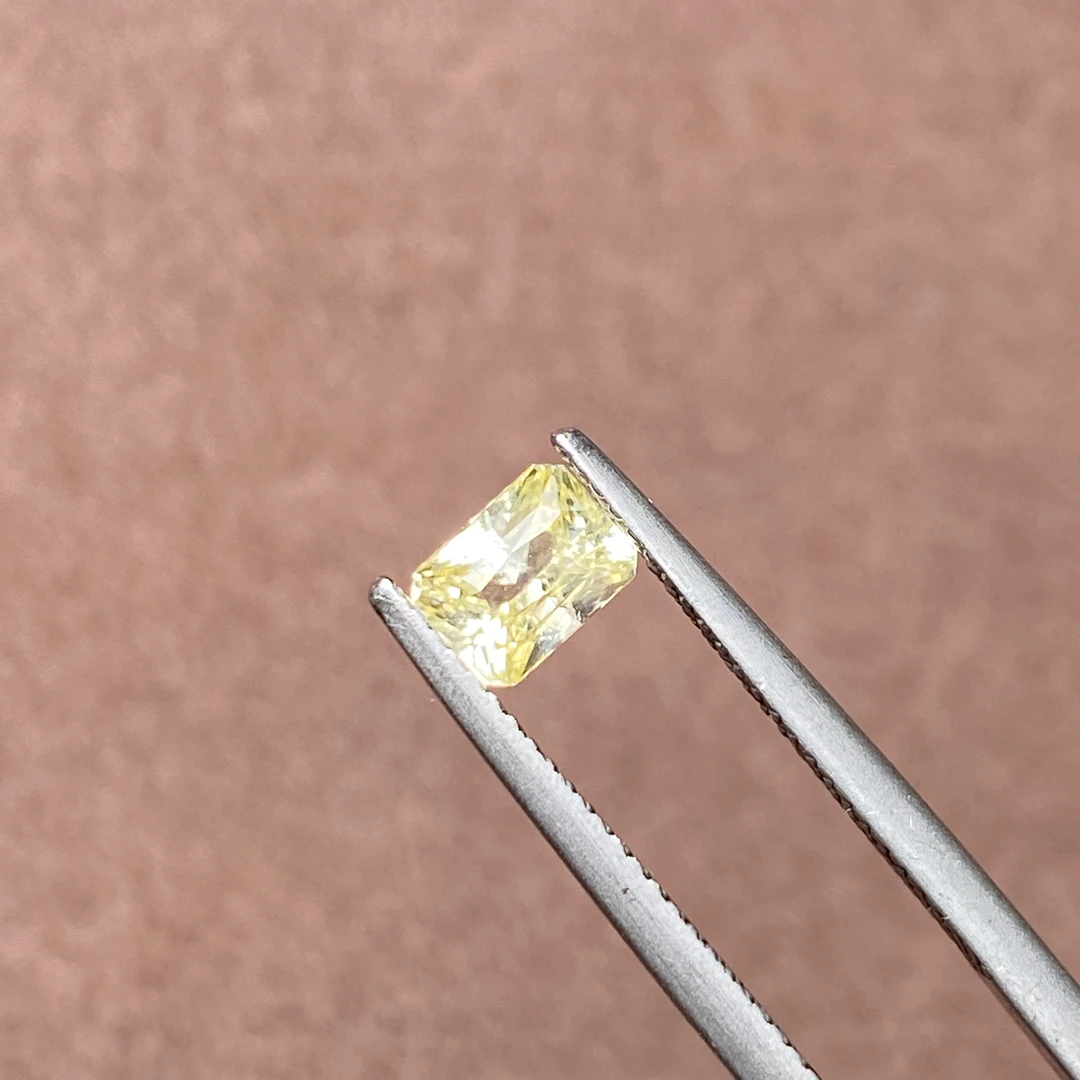 22C311 有烧白色蓝宝石 1.1克拉