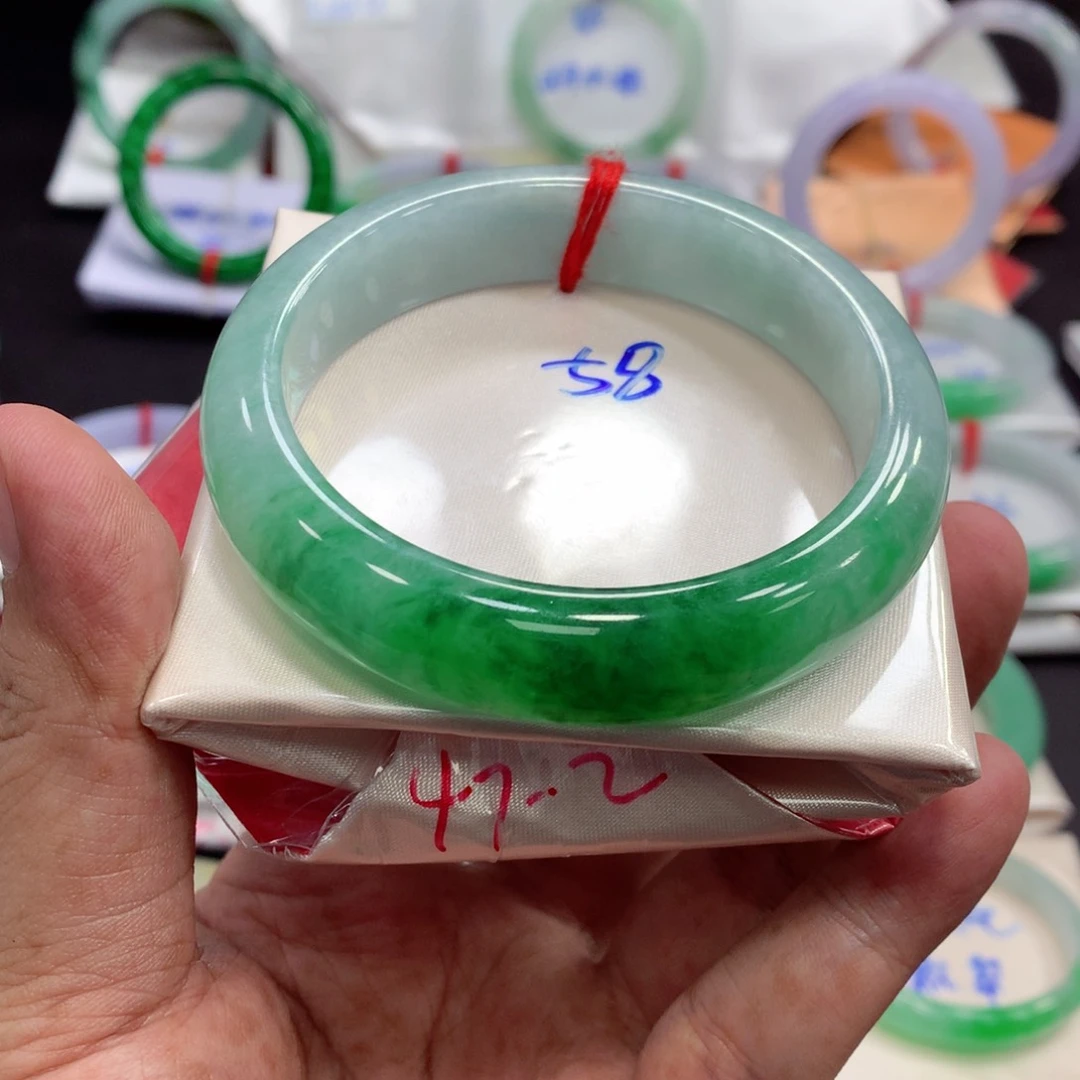 翡翠手镯未镶嵌翡翠