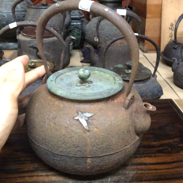 龙文堂蝶恋花纹饰壶