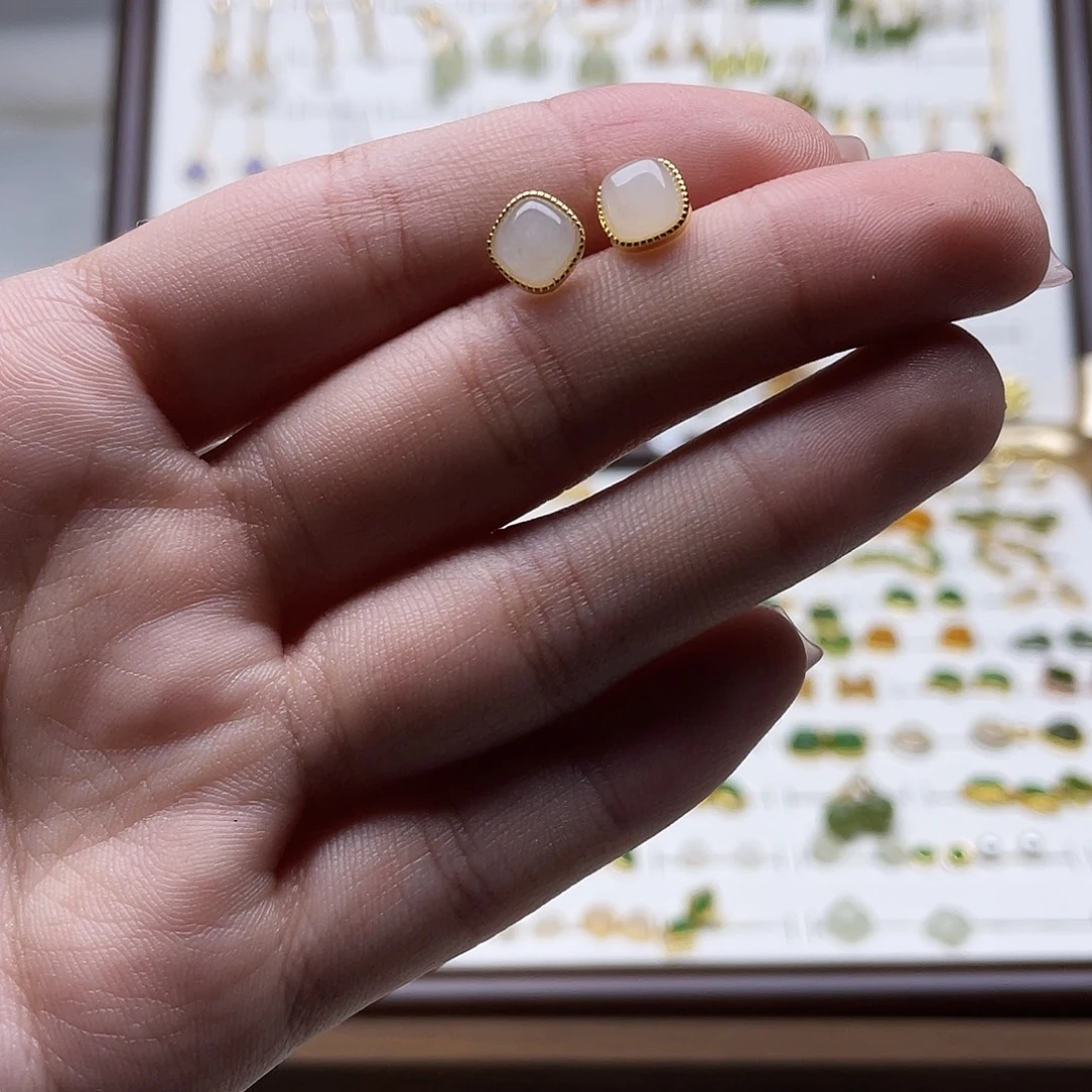 和田玉未镶嵌耳饰