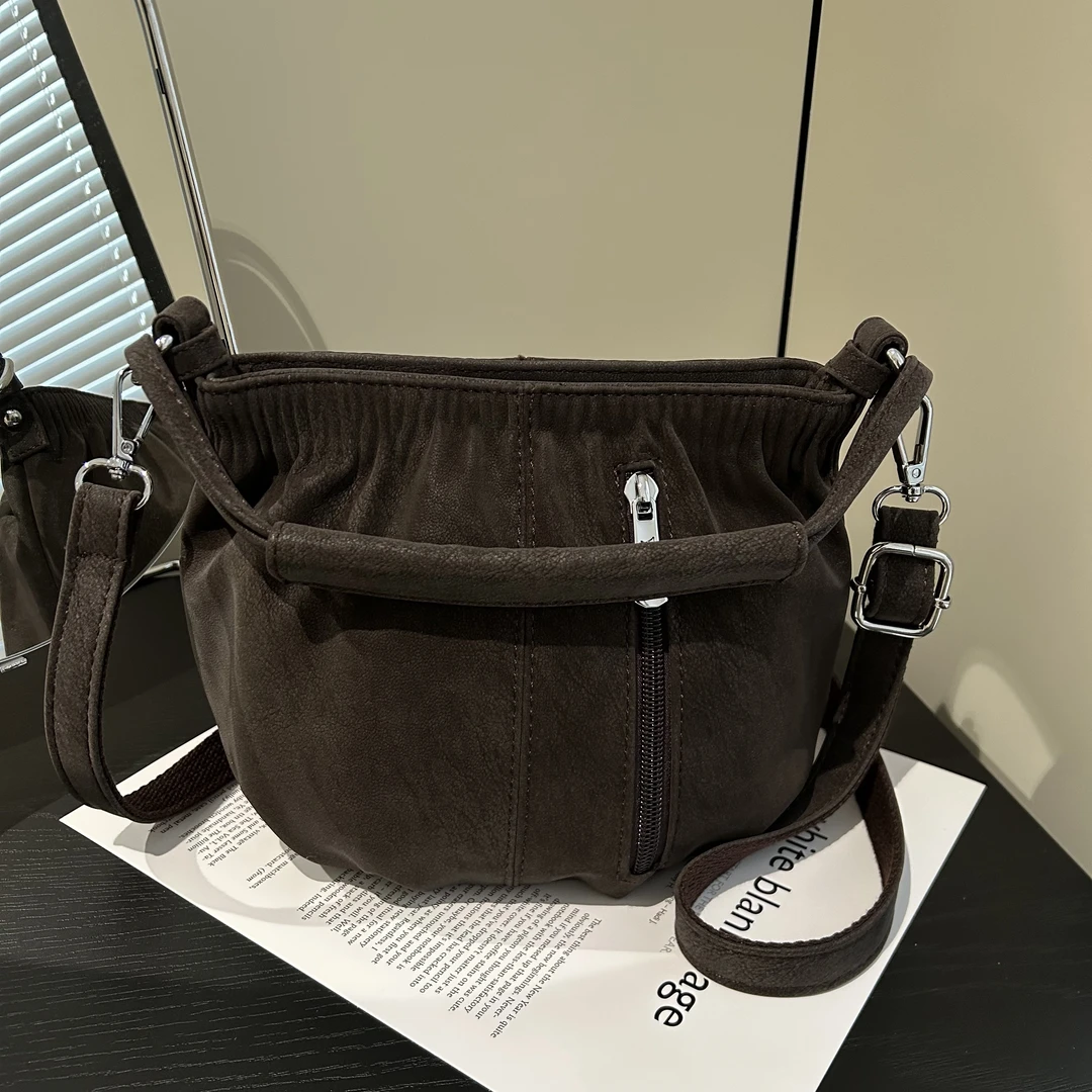 新款手提福袋包时尚褶皱水桶包真皮女士通勤斜挎包休闲百搭单肩包