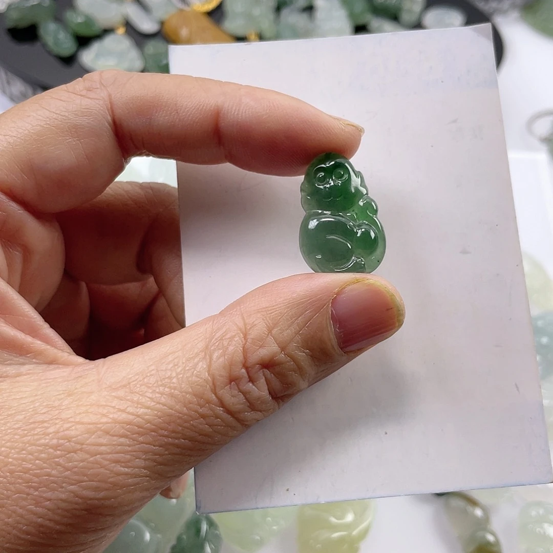 翡翠颈饰未镶嵌薇****.猴子