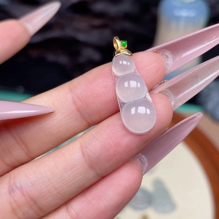 翡翠18K金镶嵌颈饰福豆