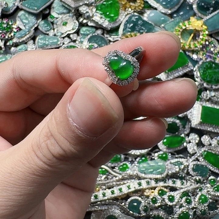 翡翠颈饰未镶嵌天然A货翡翠放漏