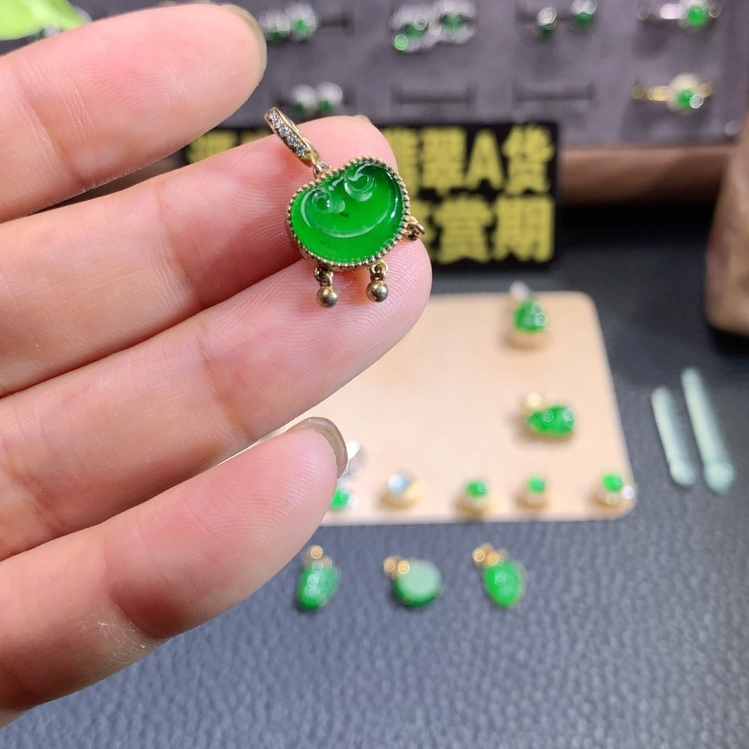 翡翠18K金镶嵌颈饰福利