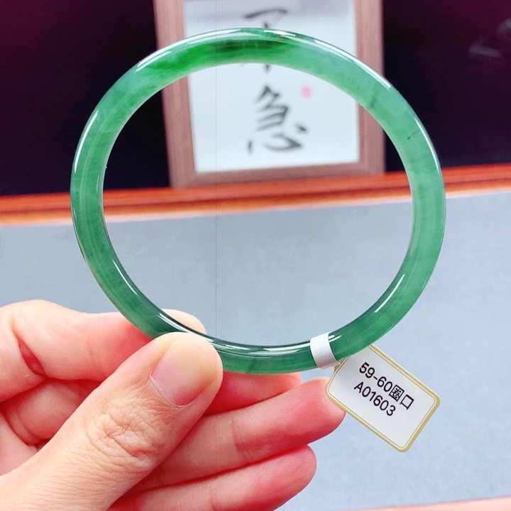 未镶嵌手镯翡翠圆镯