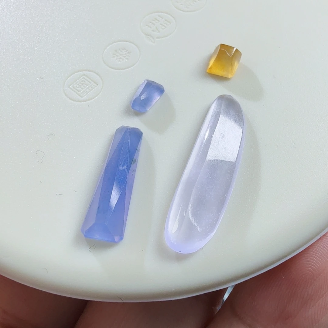 翡翠未镶嵌颈饰多样性发其一