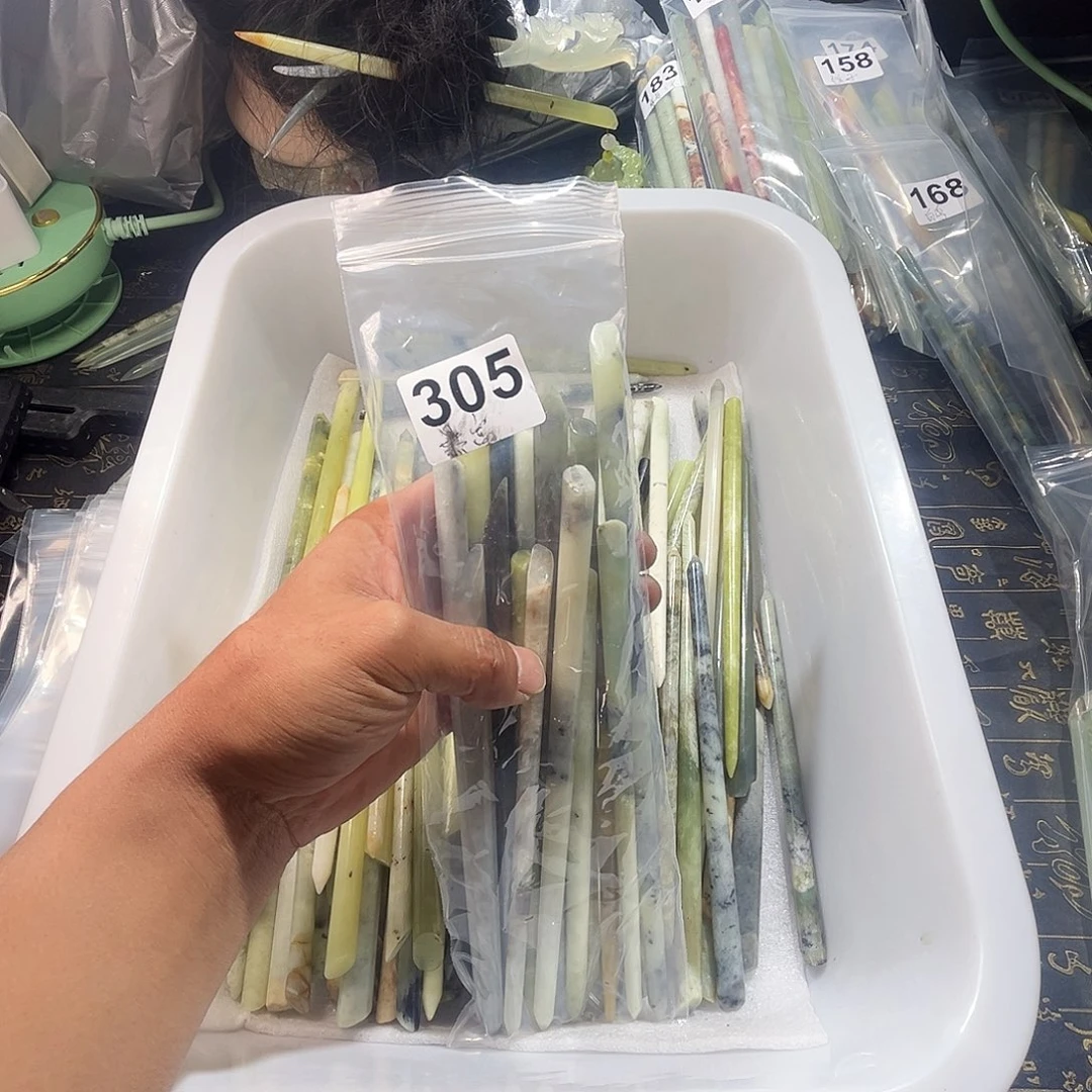 暴***钱蛇纹石玉未镶嵌颈饰