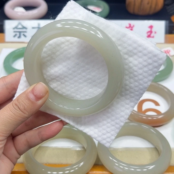 未镶嵌手镯石英质玉?***?