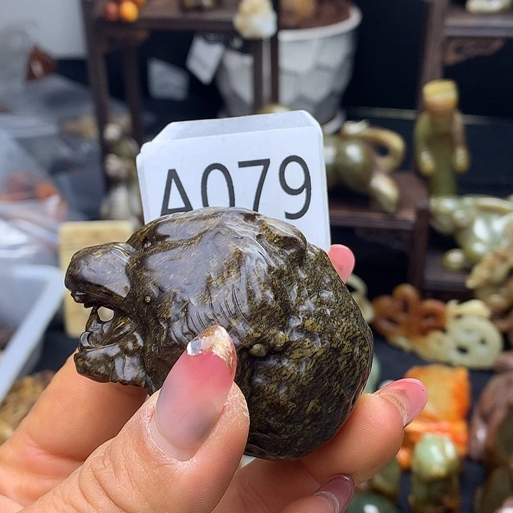 熟***生和田玉未镶嵌颈饰