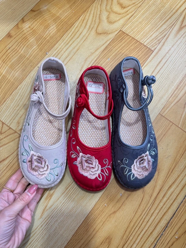 C6-3039超轻底高帮绣花女布鞋