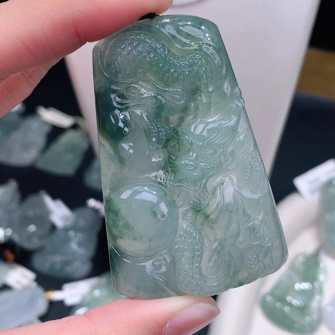 颈饰18K金镶嵌翡翠大件厚装飘花龙牌