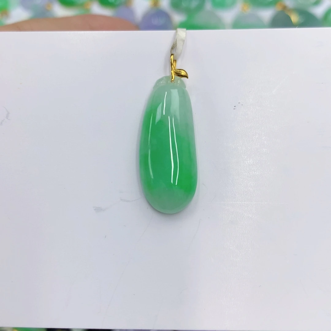 菲***)翡翠18K金镶嵌颈饰翡翠